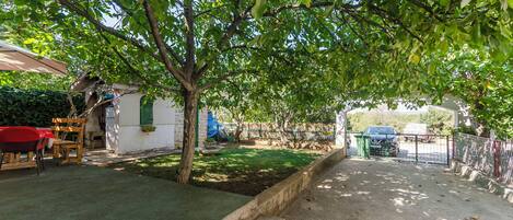 สนามรอบบริเวณ