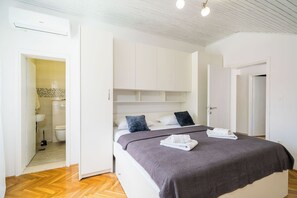 Appartement (A1) | Badkamer | Een douche, handdoeken, zeep, toiletpapier