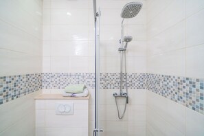 Căn hộ (A1) | Phòng tắm | Buồng tắm vòi sen, khăn tắm, xà phòng, giấy vệ sinh 