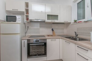 Apartment (A1) | Private kitchen | Fridge, microwave, oven, stovetop