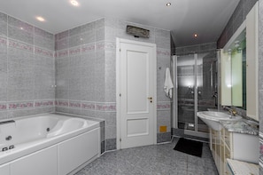 Apartment (A2) | Bathroom | Bathtub