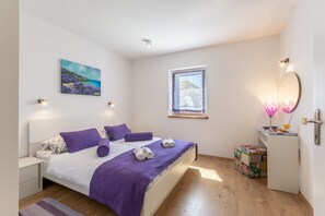 3 bedrooms, in-room safe, iron/ironing board, free WiFi
