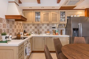 Eget kjøkken | Kjøleskap, mikrobølgeovn, ovn og kokeplater