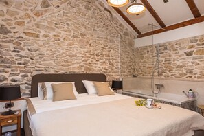 3 bedrooms, in-room safe, iron/ironing board, free WiFi