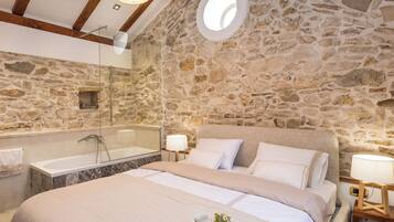 2 bedrooms, in-room safe, iron/ironing board, free WiFi