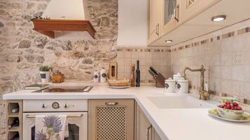 Kjøleskap, mikrobølgeovn, ovn og kokeplater