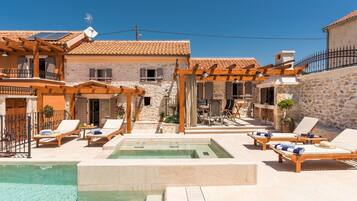 Utendørsbasseng og et oppvarmet basseng