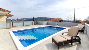 A heated pool - Villa Natura (Muc)