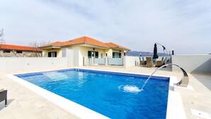 A heated pool - Villa Natura (Muc)