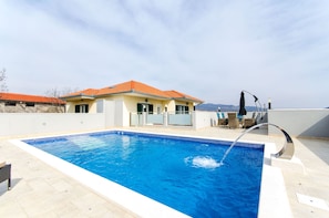 A heated pool - Villa Natura (Muc)