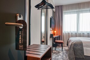 Ropa de cama hipoalergénica, escritorio y sistema de insonorización 