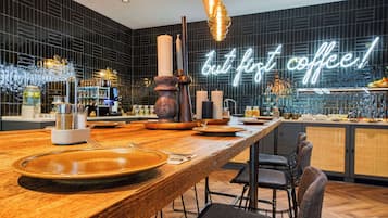 Frokostbuffé hver dag (EUR 14.00 per person)