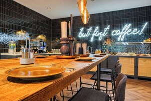 Desayuno buffet diario (EUR 14.00 por persona)