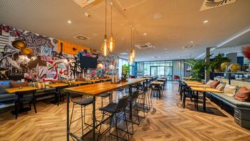 Tägliches Frühstücksbuffet (14.00 EUR pro Person)