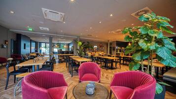 Café da manhã com buffet diário (EUR 14.00 por pessoa)