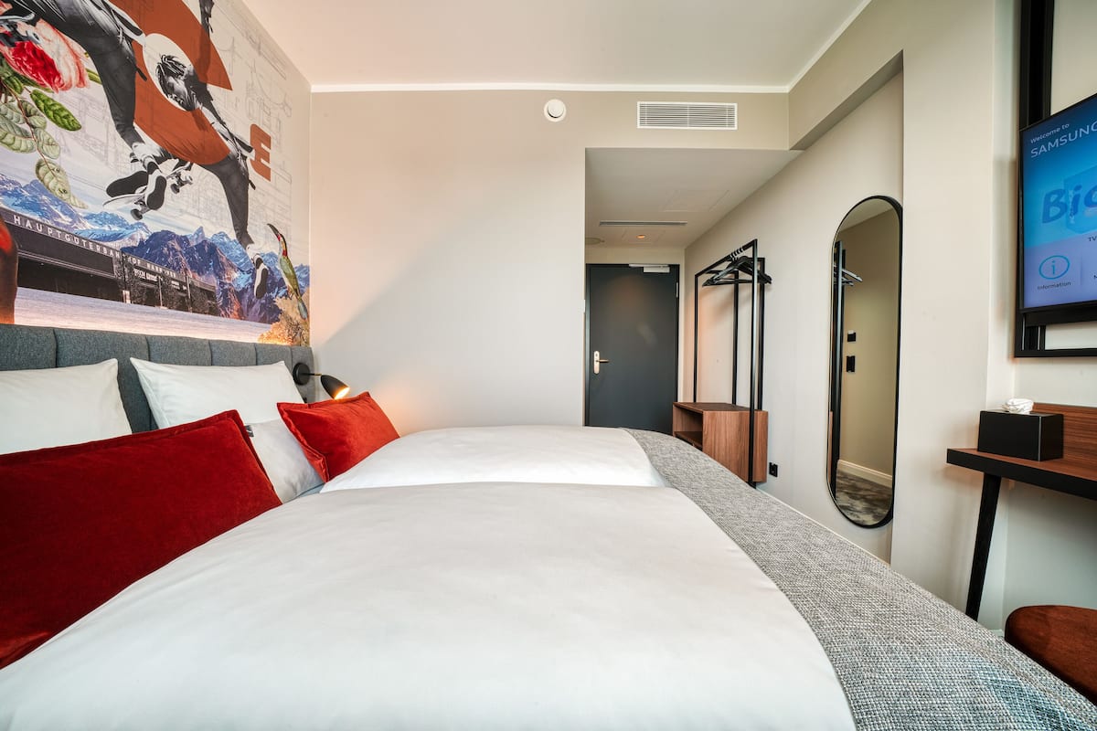 Hypo-allergenic bedding, desk, soundproofing, free WiFi