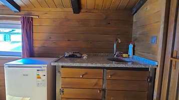 Standard-Dreibettzimmer | Eigene Küche | Mini-Kühlschrank, Kochgeschirr/Geschirr/Besteck, Reinigungsartikel