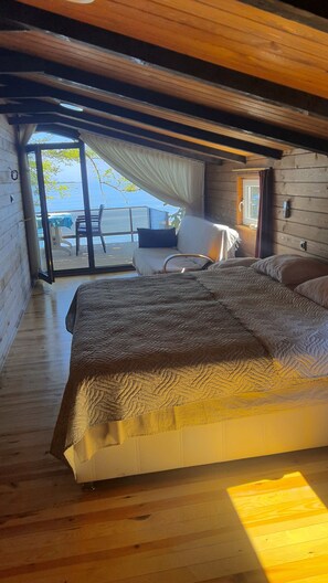 Standard Triple Room | Blackout drapes, bed sheets - Çeşmeönü Bungalov (Persembe)