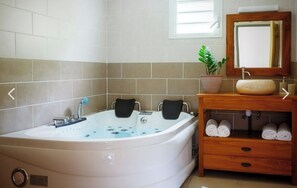 Een bubbelbad, handdoeken, toiletpapier