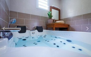 Een bubbelbad, handdoeken, toiletpapier