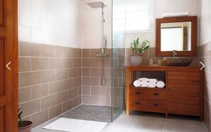 Een douche, handdoeken, toiletpapier