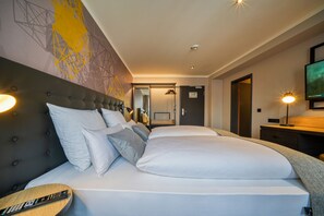 Desk, soundproofing, free WiFi, bed sheets - NYCE Hotel Dortmund Thier Galerie (Dortmund)