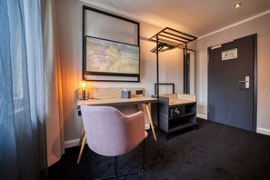 Desk, soundproofing, free WiFi, bed sheets