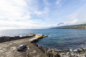 ใกล้ชายหาด, ทรายสีดำ