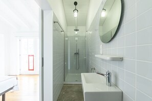 Superior Double Room | Bathroom | Shower, rainfall showerhead, hair dryer, towels - Engenho Hostel (Lajes do Pico)