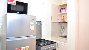 Mini-Kühlschrank, Mikrowelle, Herdplatte, Kochgeschirr/Geschirr/Besteck
