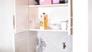 Mini-Kühlschrank, Mikrowelle, Herdplatte, Kochgeschirr/Geschirr/Besteck