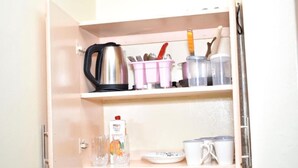 Mini-Kühlschrank, Mikrowelle, Herdplatte, Kochgeschirr/Geschirr/Besteck
