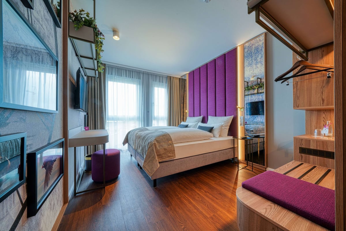 Een kluis op de kamer, een bureau, geluiddichte muren, gratis wifi