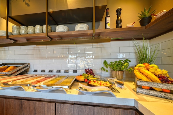 Café da manhã com buffet diário (EUR 22.90 por pessoa)