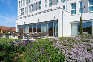 Vista frontal de la propiedad