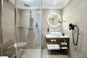 Regadera, regadera tipo lluvia, secadora de cabello, toallas