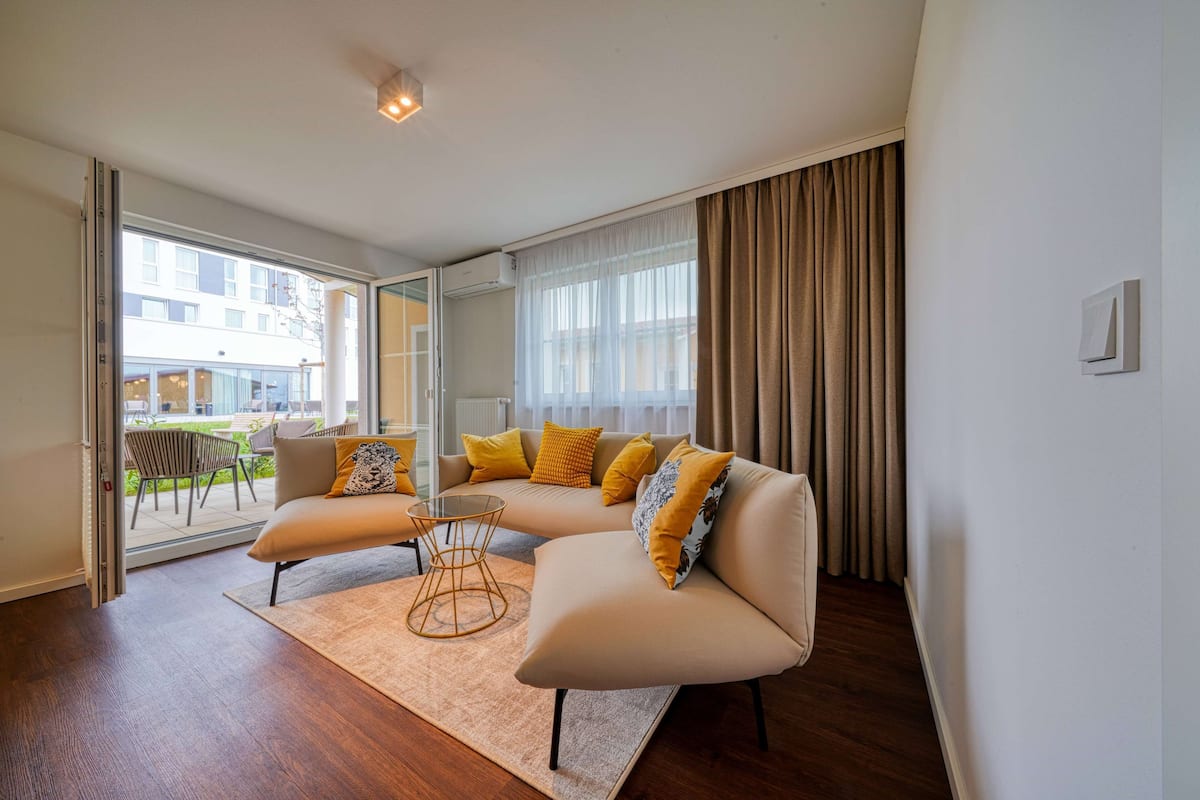 Bungalow, 2 slaapkamers | Een kluis op de kamer, een bureau, geluiddichte muren, gratis wifi