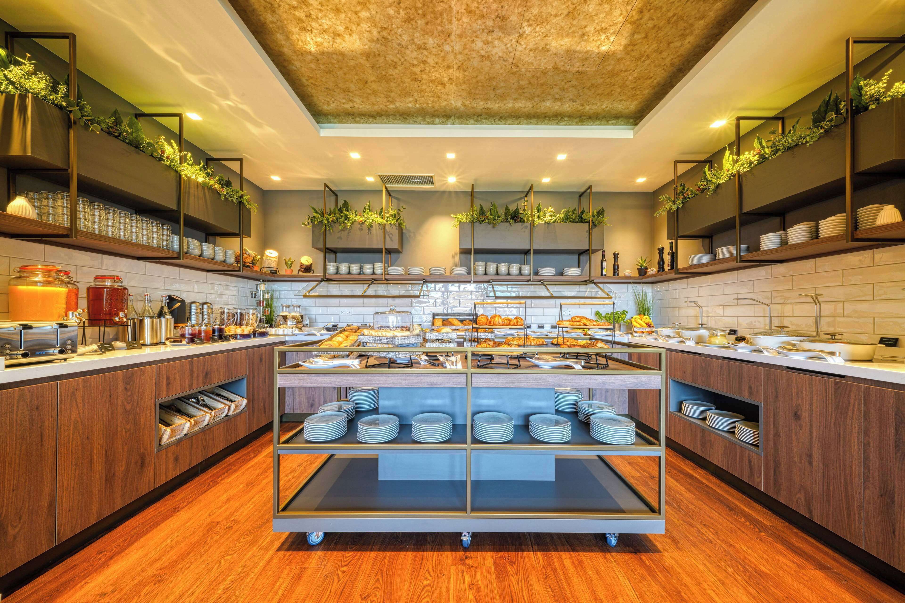 Petit déjeuner buffet (22.90 EUR par personne)