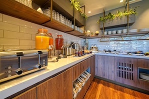 Tägliches Frühstücksbuffet (22.90 EUR pro Person)