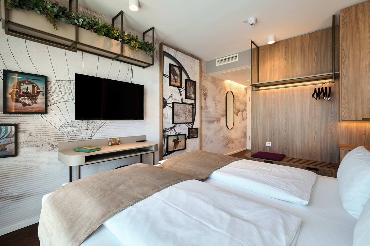 Voyager Unit | เครื่องนอนป้องกันสารก่อภูมิแพ้, มินิบาร์, ตู้นิรภัยในห้องพัก, โต๊ะทำงาน