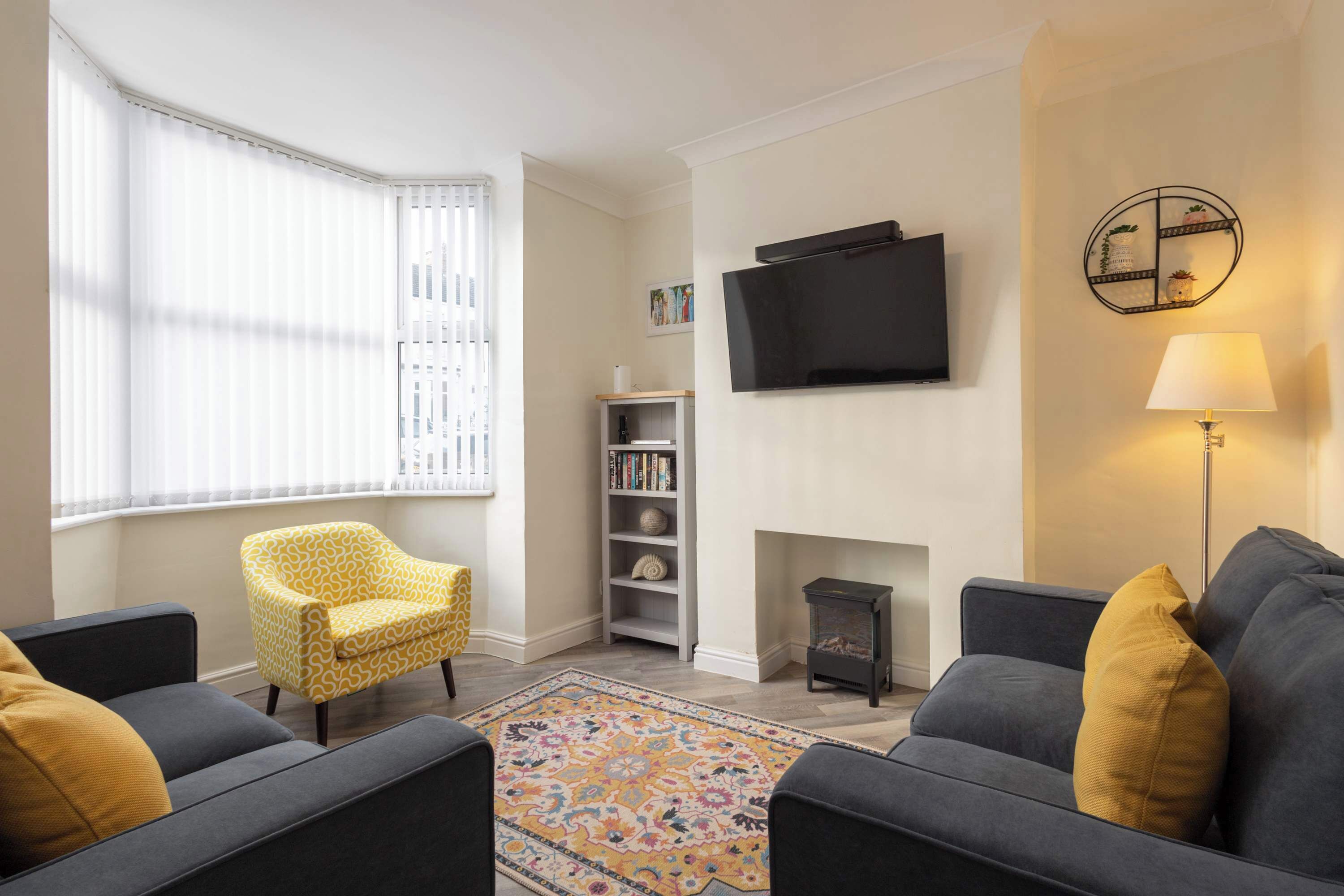 Télévision, cheminée, espaces bureaux