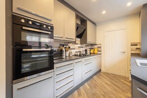 Een koelkast, een magnetron, een oven, een kookplaat