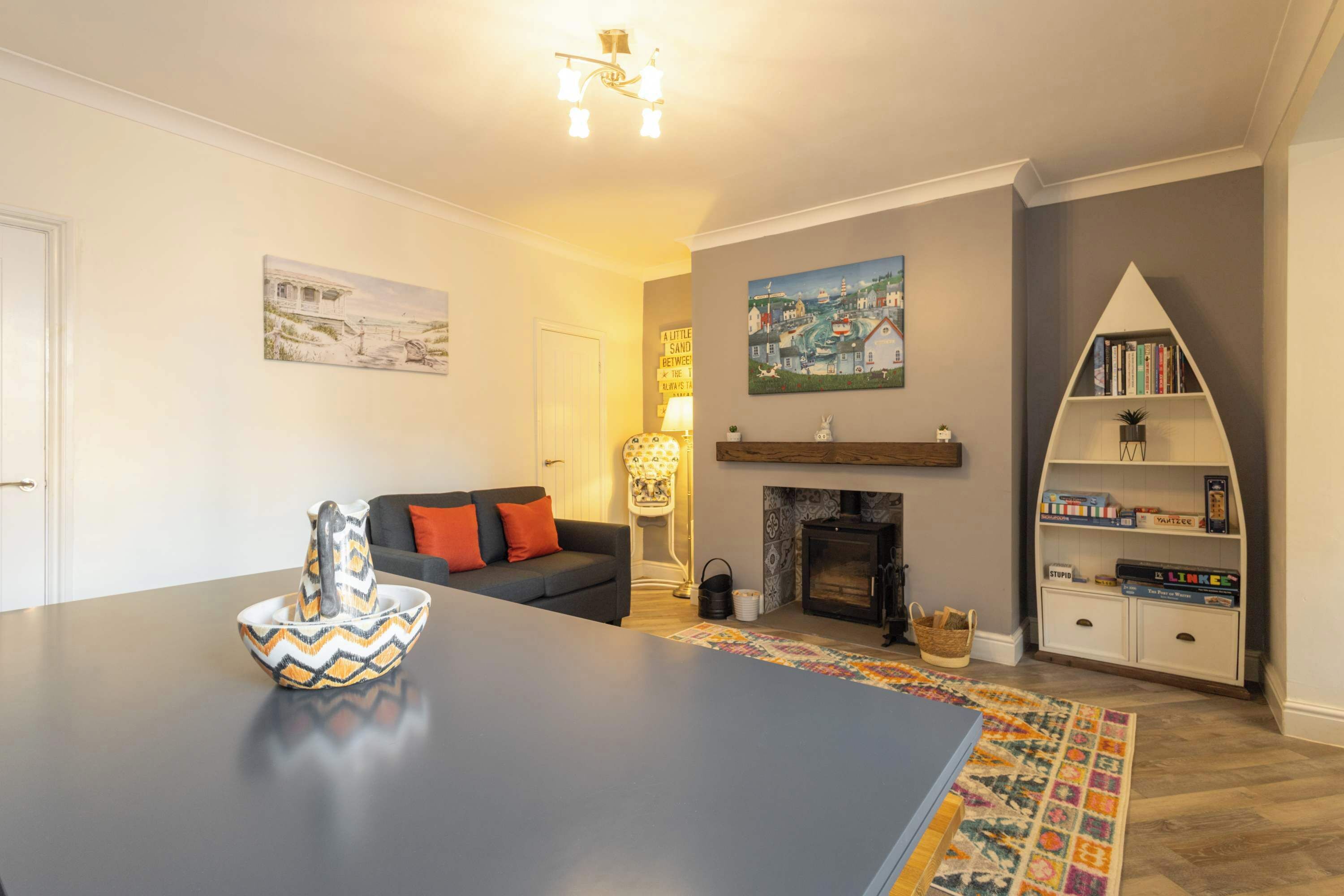 Télévision, cheminée, espaces bureaux