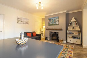 Tv, eldstad och kontor