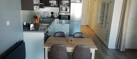 Kjøleskap, mikrobølgeovn, ovn og kokeplater