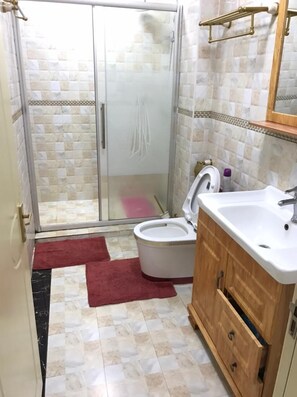 Business Apartment | Bathroom | Shower, free toiletries, slippers, towels - Stay.Plus Kileleshwa Luxury Aparment (Nairobi)