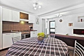 Køleskab, ovn, kogeplade, kaffe-/temaskine