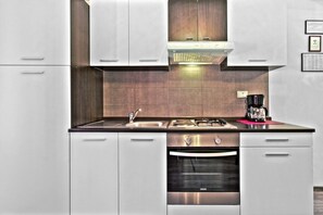 Køleskab, ovn, kogeplade, kaffe-/temaskine