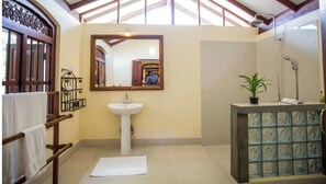 Regadera, regadera tipo lluvia, secadora de cabello, bidet 