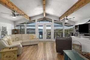 Télévision, cheminée, espaces bureaux